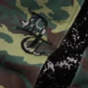 Pantalon de survêtement camouflage à paillettes et ourlet ouvert
