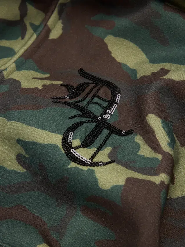Sweat à capuche zippé avec empiècements à paillettes sur les manches, motif camouflage