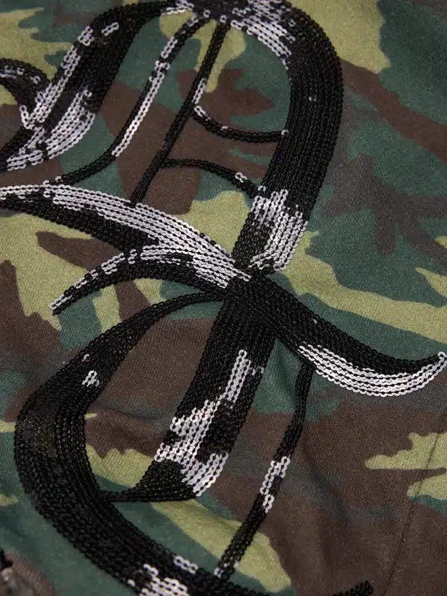 Sweat à capuche zippé avec empiècements à paillettes sur les manches, motif camouflage